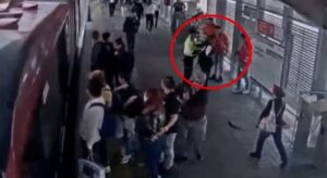 Uniformados del Grupo de Transporte Masivo TransMilenio interceptaron a un hombre de 41 años en la estación de la calle 100, tras ser señalado por un ciudadano de cometer un hurto bajo la modalidad de cosquilleo.