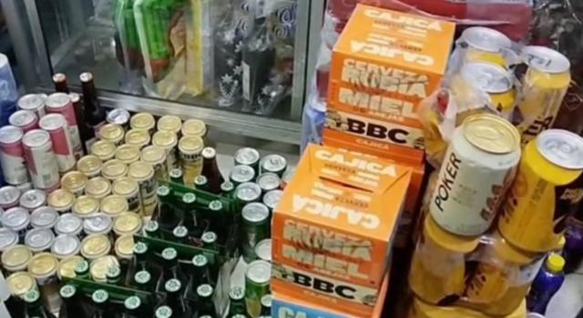 En un operativo en Ciudad Bolívar, fueron incautadas 760 botellas y latas de cerveza vencidas, y se ordenó el cierre preventivo de ocho establecimientos por incumplimiento de normas sanitarias.