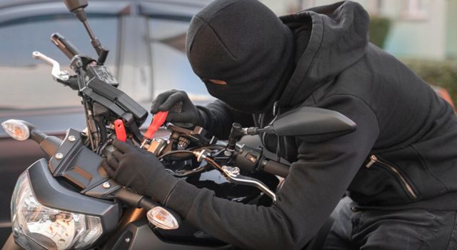 El violento robo de una motocicleta en Engativá se dio cuatro hombres armados robaron una motocicleta mientras disparaban al ser enfrentados por un vecino y la esposa de la víctima.