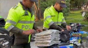 Dos sujetos fueron detenidos en un operativo de la Policía Metropolitana mientras transportaban marihuana y otras sustancias psicoactivas en una motocicleta.