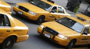 Un conductor de taxi resultó herido por una bala perdida en Suba mientras trabajaba en el barrio San Carlos. La familia y sus compañeros piden a las autoridades mayor seguridad.