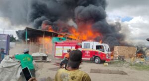 Incendio en zona industrial de Mosquera, fue presuntamente originado por un vehículo que estaba cerca de estibas de madera. El incidente fue controlado oportunamente por 26 Unidades de Bomberos.