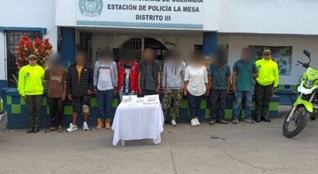 Las autoridades capturaron a varios presuntos integrantes de la banda "Los Piquiña", señalada de distribuir drogas en municipios de Cundinamarca. Durante los operativos, se incautaron sustancias ilegales.