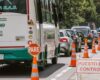 La Policía de Tránsito reportó intenso flujo vehicular en las principales vías de salida de Bogotá durante el cierre de 2024, con operativos para garantizar la seguridad vial.