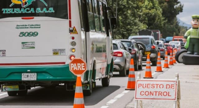 La Policía de Tránsito reportó intenso flujo vehicular en las principales vías de salida de Bogotá durante el cierre de 2024, con operativos para garantizar la seguridad vial.