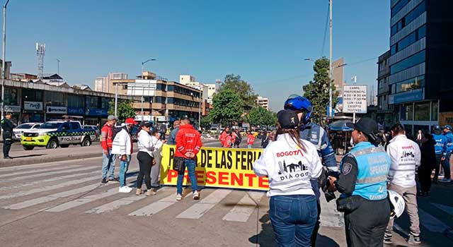 Por protestas en Bogotá cierran varias estaciones en TransMilenio y suspenden rutas