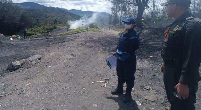 Las autoridades ambientales y la Policía capturaron a 10 personas en la vereda La Chacua, debido a la producción ilegal de carbón vegetal en Soacha, generando riesgos ambientales y peligro de incendios forestales.