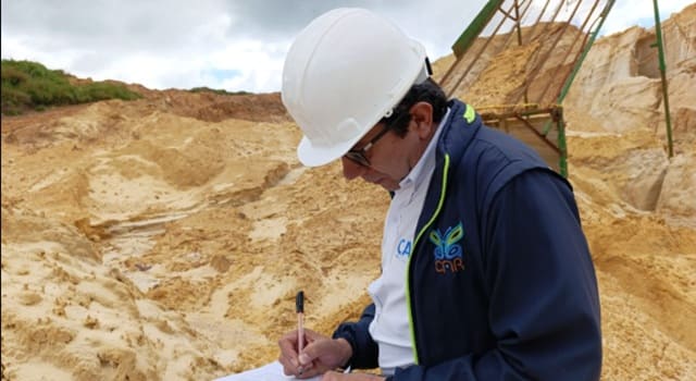 La extracción irregular de arena en el municipio de Lenguazaque genera gran afección a los recursos naturales llevando al deterioro de la flora y el suelo.