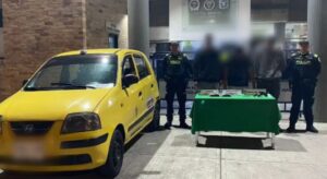 En el marco de la estrategia de seguridad ‘Bogotá Camina Segura’, la Policía Metropolitana capturó a ladrones en Engativá, quienes presuntamente perpetraron un hurto en una tienda del sector.