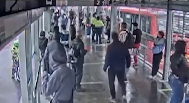 La Policía de Bogotá detuvo a dos hombres en flagrancia en la estación Tercer Milenio, quienes intentaron sobornar a los uniformados tras ser sorprendidos con armas cortopunzantes.