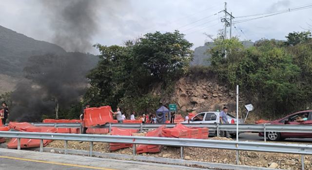 Desde altas horas de la mañana de este sábado, un grupo de manifestantes generó bloqueó en la vía Girardot – Bogotá en el kilómetro 42 sector de Boquerón, debido a los presuntos incumplimientos del acuerdo de paz.