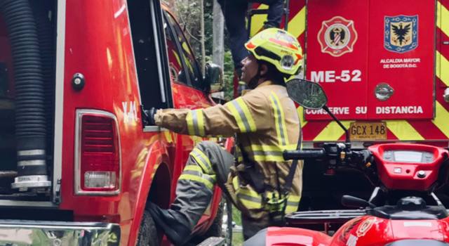 Gracias a la rápida reacción de la comunidad, los Bomberos rescataron a joven que cayó a un caño en Suba, tras perder el equilibrio mientras intentaba huir de un intento de robo.