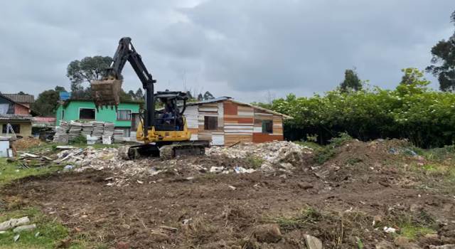 La CAR suspendió obra en Chía en un predio de la vereda Fagua, debido al uso de residuos de construcción y demolición para el relleno y nivelación del terreno, lo que podría generar afectaciones al suelo.