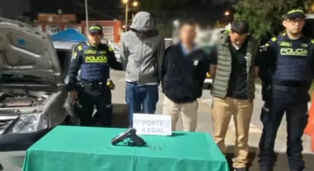 Tras una persecución en Engativá, la Policía logró la captura de tres hombres señalados de portar un arma de fuego ilegal y movilizarse en un vehículo robado.