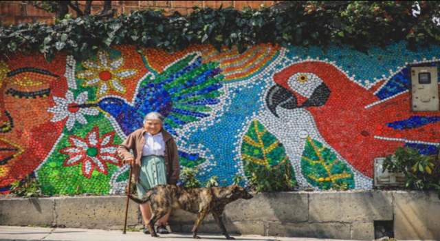 Como parte de la estrategia Barrios Vivos, la comunidad ha participado en la creación de dos murales con tapas plásticas en Usme, con lo que se busca mitigar conflictos y promover el sentido de pertenencia en el sector.