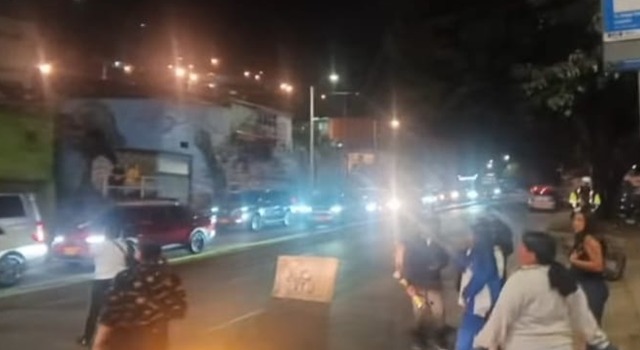 Habitantes del barrio La Paz Centro, en la localidad de Santa Fe, bloquearon la Av. Circunvalar la noche del 19 de febrero en protesta por la falta de suministro de agua, que ya completa cinco días sin solución.