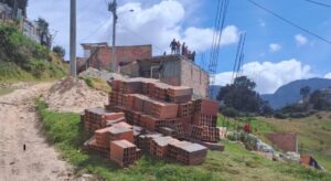 Dos personas fueron detenidas en flagrancia por ocupación ilegal dentro del Parque Distrital Ecológico de Montaña Entrenubes. Las autoridades recuerdan la importancia de proteger estas áreas de interés ecológico.