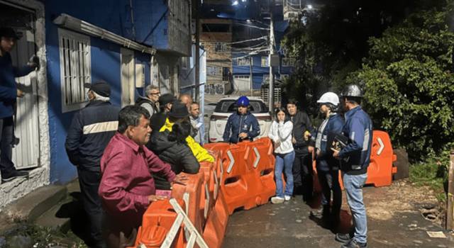 El IDIGER brinda acompañamiento técnico, social y humanitario a las familias en riesgo por deslizamientos en Ciudad Bolívar. Las autoridades hacen un llamado a la comunidad para priorizar su seguridad.