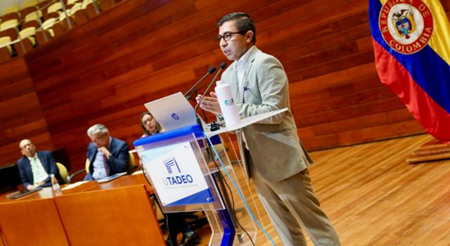 La Corporación Autónoma Regional de Cundinamarca (CAR) y la Universidad Jorge Tadeo Lozano inauguraron la Escuela del Agua y Cambio Climático, una iniciativa académica para formar líderes en gestión hídrica.