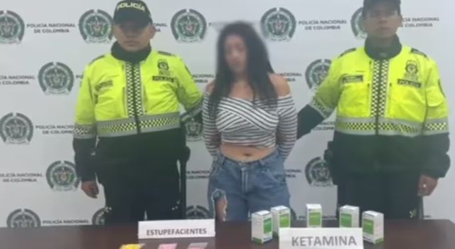 Durante un operativo de registro y control, la Policía de Bogotá capturó a mujer que distribuía estupefacientes en el norte de Bogotá, carrera 9 con calle 110, quien llevaba más de 70 dosis de metanfetamina