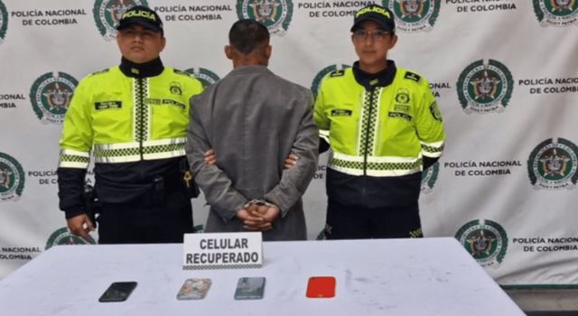 Gracias a la rápida reacción de la Policía Metropolitana de Bogotá, un hombre fue capturado por un robo a pasajeros de un bus SITP con un arma cortopunzante. Las autoridades recuperaron los objetos hurtados.