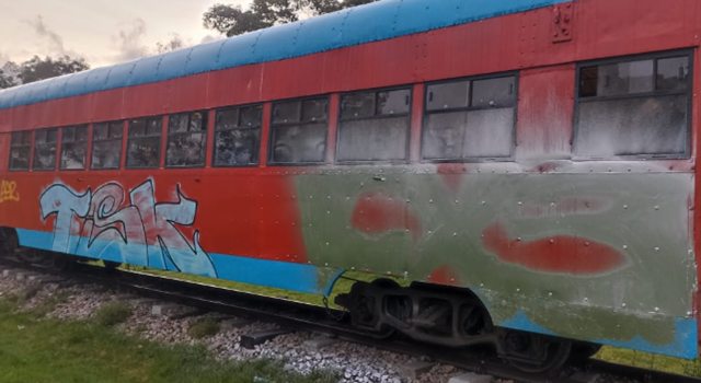 Durante la mañana, un grupo de encapuchados protagonizó actos de vandalismo en el Tren de la Sabana, sorprendiendo a los pasajeros y desatando un breve enfrentamiento con la seguridad del tren.