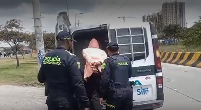 En un operativo de registro, fue capturada en Bogotá una de las más buscadas de Soacha. La mujer, de 20 años conocida como 'La Flaca', era requerida por la justicia por los delitos de extorsión, secuestro y homicidio.