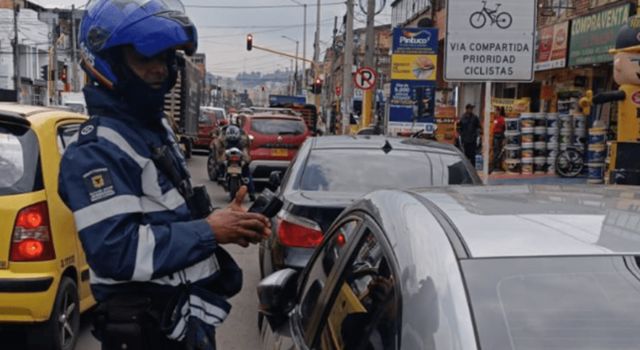 En el primer mes de 2025, las autoridades de tránsito impusieron 6.128 comparendos a conductores que estacionaron en lugares prohibidos. Además, 1.500 vehículos fueron inmovilizados en operativos de control.