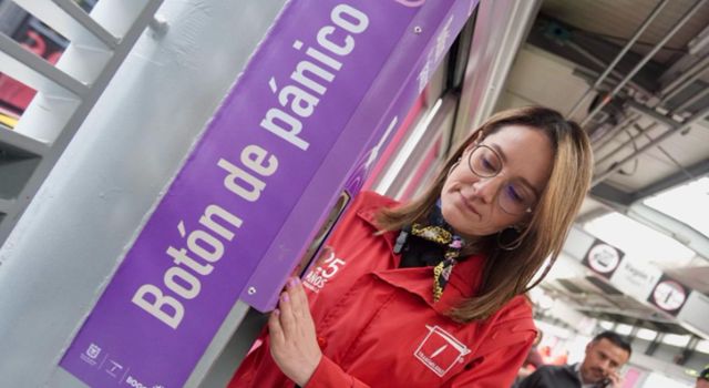 TransMilenio ha implementado un botón de pánico en la estación Universidades – City U como parte de un plan piloto para reforzar la seguridad y atender casos de acoso y violencia basada en género.