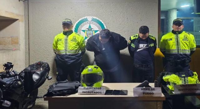 En un operativo en el barrio San José de Bavaria, la Policía capturó a dos falsos policías en Suba. Al ser descubiertos, intentaron huir y se desató un enfrentamiento a tiros.