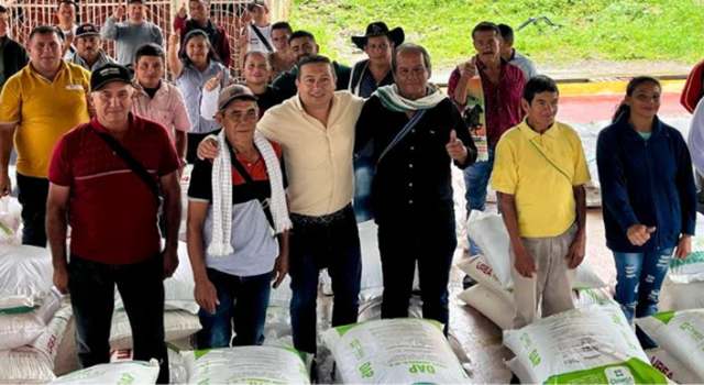 Como parte de una estrategia para fortalecer el sector agrícola, productores de café y cacao en Topaipí recibieron fertilizantes que contribuirán a mejorar la calidad y rendimiento de sus cultivos.