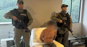 En un operativo conjunto con la DEA, las autoridades colombianas capturaron en Medellín a alias Chino San Vicente, señalado como cabecilla del Tren de Aragua que operaba en Soacha, así como en Bogotá.