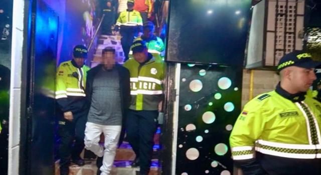 Las autoridades capturaron a un hombre que comercializaba licor adulterado en el barrio Restrepo. El local operaba bajo la fachada de sindicato. Además, incautaron más de 200 botellas con estampillas alteradas