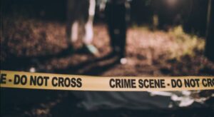 Las autoridades investigan el homicidio de una mujer ocurrido la noche del martes en el barrio Prado Veraniego, en Suba. El atacante, que se movilizaba en bicicleta, disparó varias veces contra la víctima antes de fugarse.