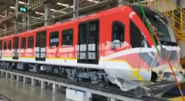 El primer tren de la Línea 1 del Metro de Bogotá está en proceso de ensamblaje y arribará a la ciudad en septiembre de 2025. Con su llegada, se realizarán pruebas técnicas en el patio taller de Bosa.