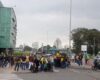 Comerciantes ambulantes bloqueando una vía del centro de la ciudad en rechazo al Decreto 315 de 2024, argumentando que pone en riesgo su derecho al trabajo y su estabilidad económica.