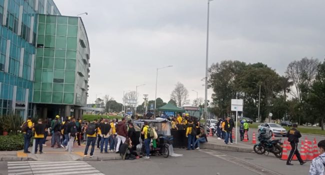 Comerciantes ambulantes bloqueando una vía del centro de la ciudad en rechazo al Decreto 315 de 2024, argumentando que pone en riesgo su derecho al trabajo y su estabilidad económica.