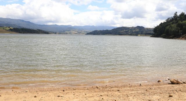 Aunque las lluvias recientes han aumentado el caudal de algunas fuentes hídricas, siguen los bajos niveles en los embalses de Cundinamarca. La CAR mantiene refuerza estrategias para garantizar el abastecimiento de agua.