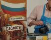 En La Candelaria, los visitantes pueden participar en talleres y recorridos guiados que exploran la historia y el sabor del chocolate santafereño en Bogotá, una tradición gastronómica de la capital.