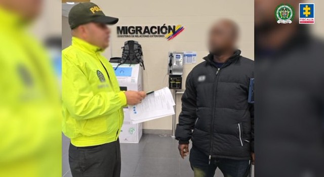 En el aeropuerto El Dorado fue detenido un ciudadano nigeriano vinculado al tráfico de drogas hacia España mediante “correos humanos” y maletas con doble fondo.