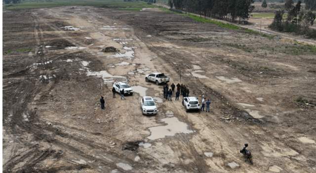 Lo que debía ser un terreno agrícola terminó convertido en un botadero de escombros. Un operativo de la CAR y el Ejército Nacional detuvo la disposición ilegal de escombros en la vía Bogotá-Mosquera.