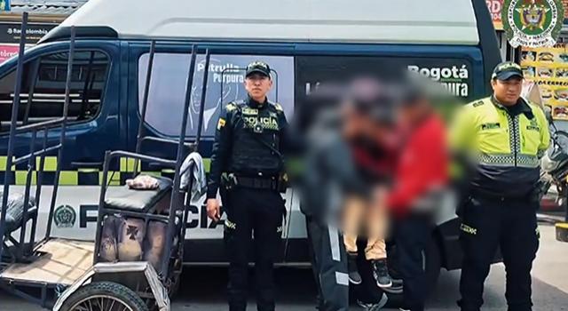 Tres individuos fueron detenidos por la Policía de Bogotá, tras el hurto de una gorra en TransMilenio y posteriormente huir en un ciclomotor por el carril exclusivo del sistema de transporte.