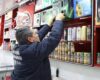 Durante un operativo, las autoridades retiraron del mercado 95 botellas de licor adulterado en Rafael Uribe Uribe. La medida busca proteger la salud de la comunidad y prevenir riesgos al consumir estos productos.