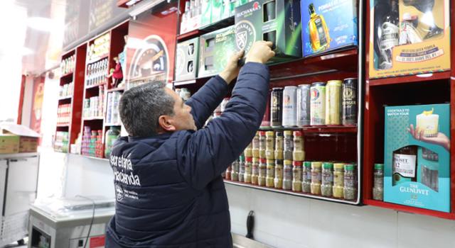 Durante un operativo, las autoridades retiraron del mercado 95 botellas de licor adulterado en Rafael Uribe Uribe. La medida busca proteger la salud de la comunidad y prevenir riesgos al consumir estos productos.