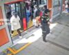 Un hombre fue capturado en flagrancia tras robar un teléfono móvil en un bus de TransMilenio. Durante su judicialización, intentó evadir su responsabilidad alegando que no podía hablar, pero su versión fue desmentida.