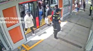 Un hombre fue capturado en flagrancia tras robar un teléfono móvil en un bus de TransMilenio. Durante su judicialización, intentó evadir su responsabilidad alegando que no podía hablar, pero su versión fue desmentida.