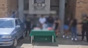 En un operativo la Policía capturó a seis ladrones de autopartes en Engativá, quienes habrían desmantelado un vehículo de alta gama antes de intentar huir. Los detenidos cuentan con antecedentes por hurto y estafa.