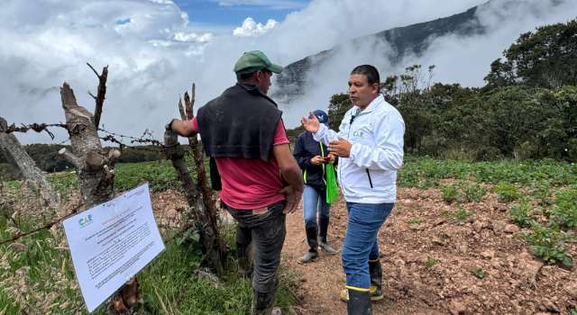 La CAR detectó el uso de maquinaria pesada y tala de árboles nativos en la vereda El Bosque, afectando suelo, agua y flora en un área protegida del Páramo de Guerrero. Ante esto, se impusieron dos medidas preventivas.