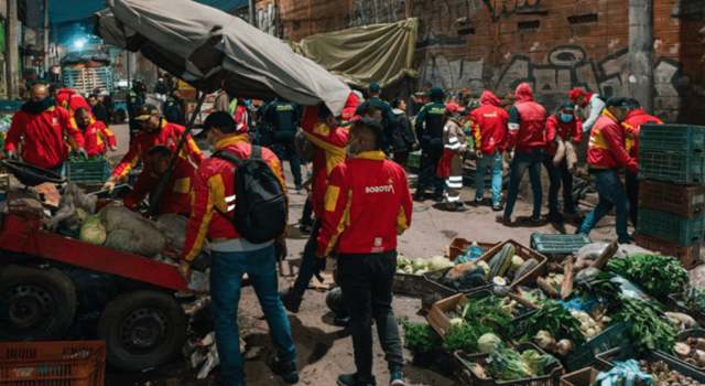 Videos en redes sociales muestran a la Policía y a funcionarios de la Alcaldía retirando y desechando frutas en un operativo recuperación de espacio público en Abastos, la medida generó indignación en redes sociales.