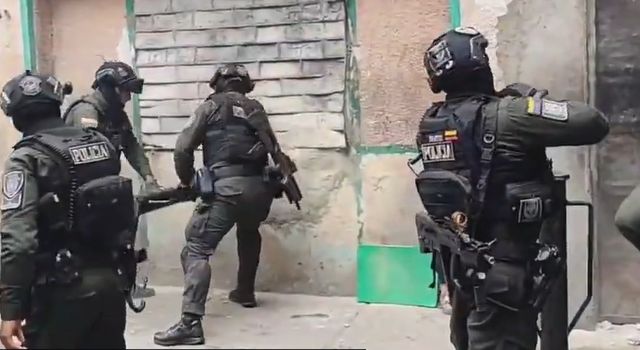 La Policía de Bogotá realizó el allanamiento a un punto de venta de drogas en el barrio San Bernardo, donde incautó más de 2.000 dosis de estupefacientes y logró la captura de alias ‘Gafas’.